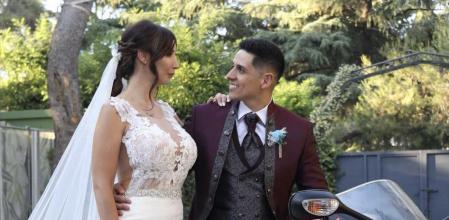 Christofer y Fani junto al regalo de boda de éste