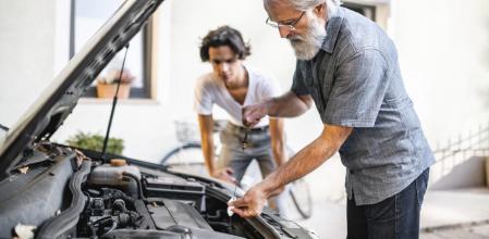 Comprobar el nivel de aceite del coche es una de las revisiones que se pueden hacer sin necesidad de acudir al taller mecánico