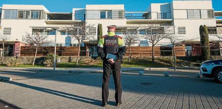 07012022 blocs de nova construcció que ja tenen alguns pisos ocupats amb ocupes i aquests ocupes conviuen amb els veins que han pagat un Preu molt alt pels seus pisos. està a Sant Pere de Ribes