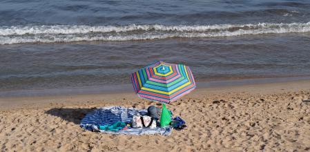 Parasol a orillas del mar.