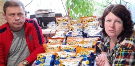 La surrealista ‘ayuda’ alimenticia que han recibido familias rusas sin recursos: bolsas de Cheetos por doquier