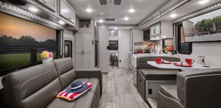 La sala de estar se puede convertir en un despacho donde trabajar con el ordenador.