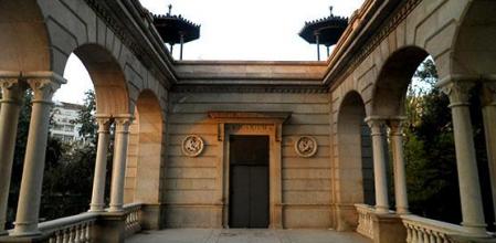 Puerta de entrada del primer acuario de Barcelona en la Ciutadella.