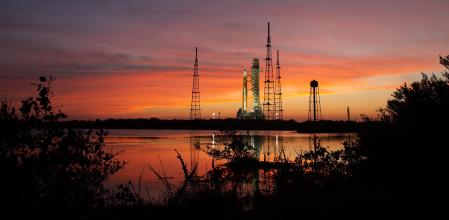 El cohete SLS, en el Centro Espacial Kennedy en Florida