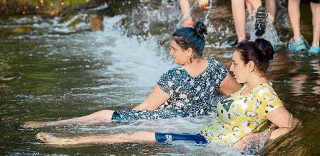 LOGROÑO (La Rioja) 18/06/2022.- Dos jóvenes se refrescan en el río Iregua en Logroño este sábado. La Agencia Estatal de Meteorología (AEMET) prevé en La Rioja que las temperaturas sean similares a las de la jornada anterior que sobrepasarón los 40,05 grados. EFE/Raquel Manzanares