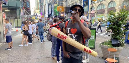 Uno de los “ganchos” del Smokers World, establecimiento en el área de Times Square, posa como prueba de que los canutos son un atractivo de la ciudad