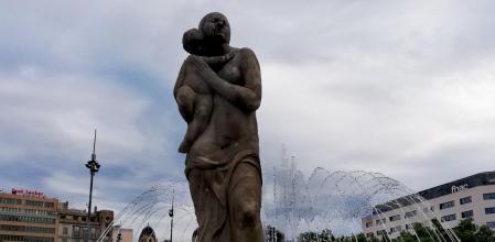 Escultura de 'La Maternidad', en plaza de Catalunya.