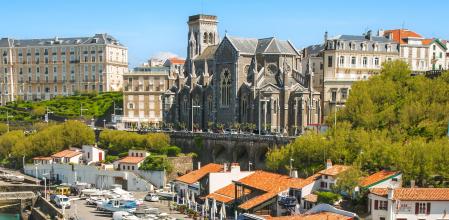 Paisaje urbano de Biarritz, con el puerto y la iglesia