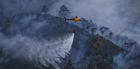 Vista general de un helicóptero durante el incendio en Peramola, a 19 de junio de 2022, en Peramola, Lleida.