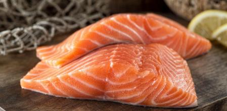 Salmón crudo
