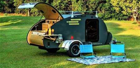 Las formas redondeadas y suaves de esta pequeña casa rodante se trasladan a todos sus espacios.