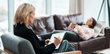Mujer haciendo terapia