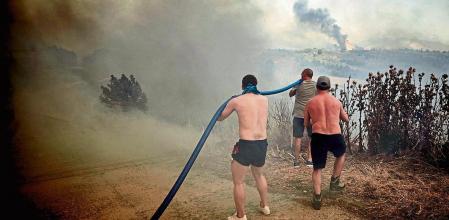 Extinción del incendio en Obanos, a 18 de junio de 2022, en Obanos, Navarra, (España). Un incendio declarado este mediodía entre Obanos y Legarda ha obligado a desalojar las viviendas de ambas localidades. El fuego ha obligado también al desalojo de los vecinos de Muruzabal y el parque Sendaviva. Además, las llamas han llevado a cortar la Autovía del Camino entre sus kilómetros 9 y 19 en ambos sentidos, y la NA-1110 (Galar-Viana) entre sus km 0 y 17, en ambos sentidos. 18 JUNIO 2022 Eduardo Sanz / Europa Press 18/06/2022