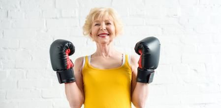 Mujer con los guantes de boxeo