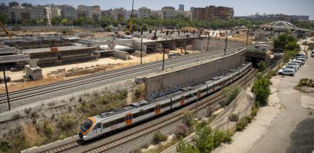 VISITA A LAS OBRAS DE LA ESTACIÓN DE LA SAGRERA. ASPECTO EXTERIOR ACTUAL DE LAS OBRAS Y TREN DE LA LINEA DE GRANOLLERS QUE PROXIMAMENTE DEJARÁ DE FUNCIONAR EN LA PARTE EXTERIOR PARA HACERLO POR EL INTERIOR
