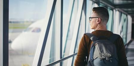 Hombre en puente de embarque de pasajeros