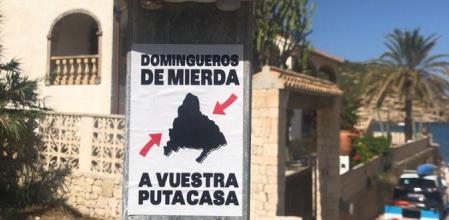 El polémico cartel de Xàbia que manda a freír espárragos a los ‘domingueros madrileños’