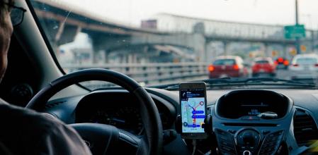 Las apps de navegación en tiempo real son útiles para conocer el estado del tráfico y buscar rutas alternativas&nbsp;