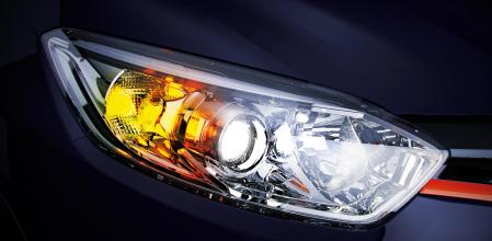 Circular con una luz fundida en el coche está castigado con una multa.