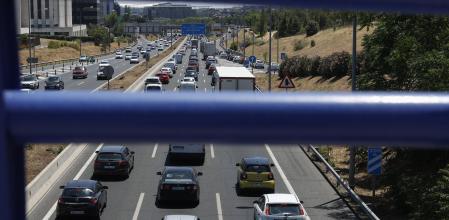 Las salidas de las principales carreteras de Madrid y Barcelona registran complicaciones y largas retenciones