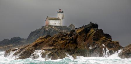 El faro de Tévennec se halla en el raz de Sein, cerca de la isla de Sein, frente a la cosa de Plogoff, en el Finistère francés
