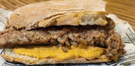 Coca de vidre amb botifarra del perol, i romesco