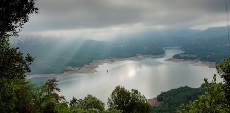 Rayos anticrepusculares al amanecer en Osona.
