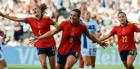 MILTON KEYNES (REINO UNIDO), 07/07/2022.- La delantera de la selección española, Mariola Caldentey, celebra el cuarto gol del combinado español durante el encuentro del grupo B de la Eurocopa Femenina entre España y Finlandia, este viernes en el Stadium MK en Milton Keynes (Reino Unido). EFE/ Miguel Toña