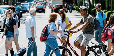 foto XAVIER CERVERA 08/07/2022 (posible Apertura de política del domingo) Ambiente ciudadano que se vea gente por la calle antes/durante cruzar semáforo, caminando peatones, algun vehiculo,... rambla catalunya, passeig de gràcia, avinguda diagonal ,barcelona
