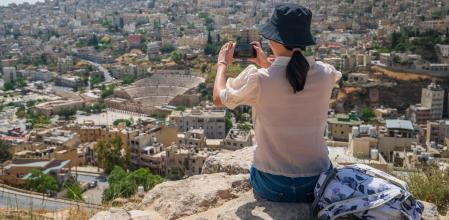 vista aérea de Ammán, con el teatro romano en el centro de la imagen