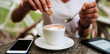 Añadiendo azúcar al café