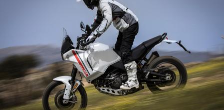 Equipa una sólida horquilla delantera ajustable, el monoamortiguador de gas trasero anclado al basculante y un asiento plano que permite una cómoda postura de pie&nbsp;