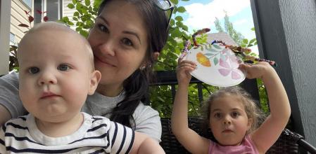 Alyssa Davies y sus dos hijos