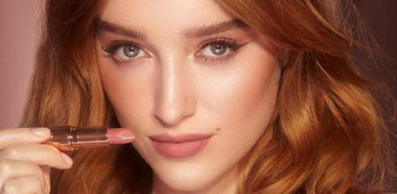 Phoebe Dynevor con sus labios pintados con la barra Pillow Talk de Charlotte Tilbury