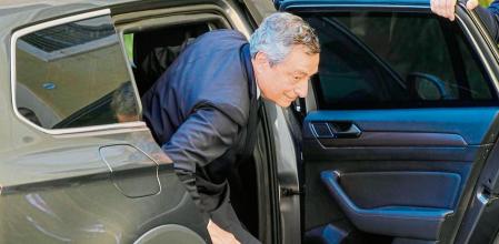 Italian Premier Mario Draghi, arrives to pay his respects to the body of late Italian journalist Eugenio Scalfari, lied in state in Rome's Capitol Hill , Friday, July 15, 2022. Scalfari, who revolutionized Italian journalism with the creation of La Repubblica, a liberal daily that boldly challenged traditional newspapers, died on Thursday. He was 98. (AP Photo/Gregorio Borgia)