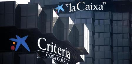 FOTO:ROSER VILALLONGA - UNA DE LAS TORRES DE LA SEDE CENTRAL DE LA CAIXA EN BARCELONA LUCE EL ROTULO DE CRITERIA, LA NUEVA SOCIEDAD.