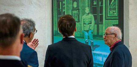 France's President Emmanuel Macron speaks with Shoah Memorial exhibition curator Jacques Fredj (L) and French activist and Nazi hunter, known for documenting the Holocaust, Serge Klarsfeld (R) during the inauguration of the Pithiviers station memory centre after its rehabilitation as a new Shoah memorial site, in Pithiviers on July 17, 2022, as part of the ceremonies commemorating the 80th anniversary of the Vel d'Hiv roundup. - The French Shoah Memorial inaugurates on July 17, 2022 a new memorial site in the former train station of Pithiviers, central France, from where eight convoys left for the Auschwitz-Birkenau extermination camp during the World War II. (Photo by Christophe PETIT TESSON / POOL / AFP)