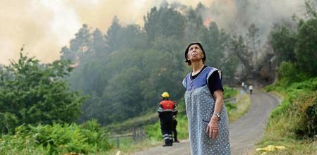 Folgoso do Courel, Lugo. Cadena de incendios en varios puntos de la Serra do Courel. El principal, originado en la localidad de Vilamor, y se extiende ahora por Froxan, amenazando las viviendas de la aldea. CARLOS CASTRO/EUROPA PRESS 15/07/2022