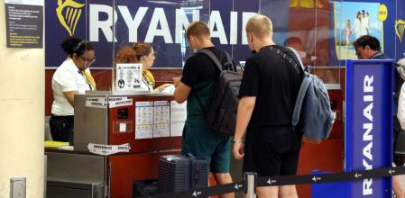 Viajeros en un mostrador de Ryanair