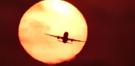 Avión volando entre el humo procedente del fuego del Bages.