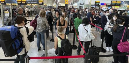 Cola de viajeros en la seguridad del aeropuerto de Heathrow, Londres