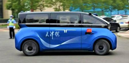 Este automóvil urbano mide 4,08m de largo, 1,77 m de ancho y 1,81 m de alto.