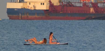 David y Goliat frente a la playa de Gavà.