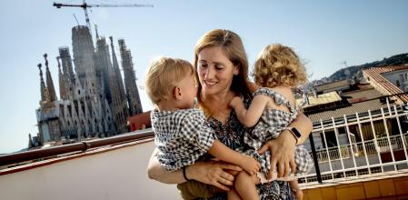 Mónica Sanjuan vive en Barcelona con sus dos mellizos Xenia y Aran