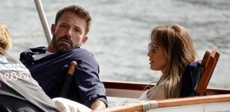 Jennifer López y Ben Affleck durante su luna de miel en París.

Jennifer López y Ben Affleck durante su luna de miel en París, dando un paseo en barco por el Río Sena