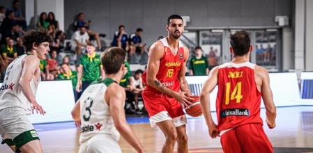 Aitor Etxeguren con el balón durante el Europeo sub-20 de 2022