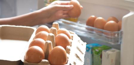 Ni fuera de la nevera ni con cartón: “La mejor manera de guardar los huevos en la nevera: ”Se conservan mejor“”