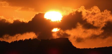 Puesta de sol en el castillo de Orís.