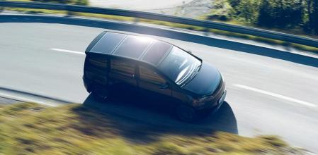 El Sion monta paneles solares en el techo y otras partes de la carrocería 