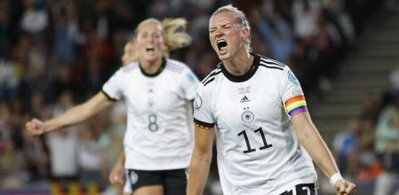 Soccer Football - Women's Euro 2022 - Semi Final - Germany v France - Stadium MK, Milton Keynes, Britain - July 27, 2022 Germany's Alexandra Popp celebrates scoring their second goal with teammates REUTERS/John Sibley
